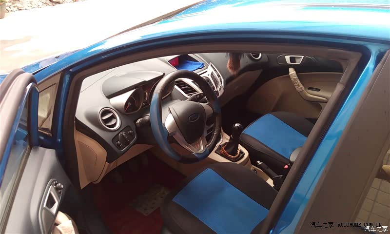 福特新嘉年华非常适合两个人上下班代步，看到它就有驾驶欲望。