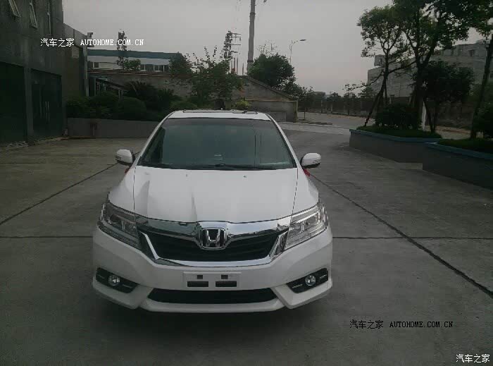 空间大，方向盘很轻盈，指向精准！油耗比较接受！外观漂亮！