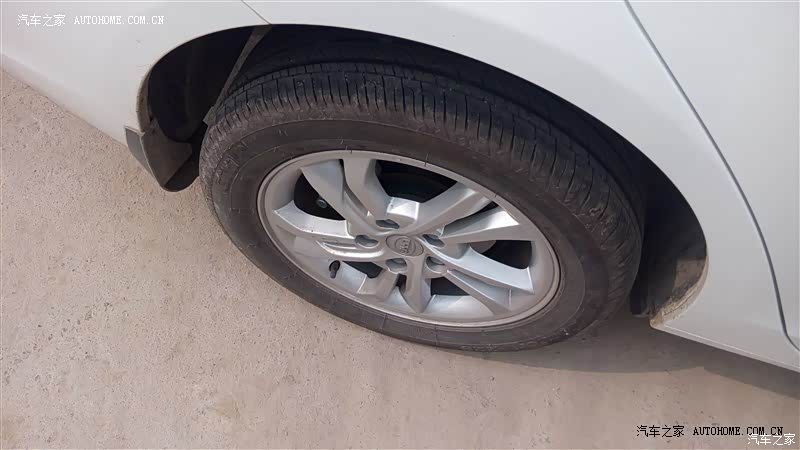 性价比高，外观时尚,配置丰富，没超出预算