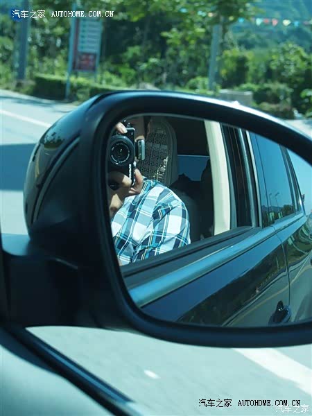 外形还是中肯的大众，但是外观越看越耐看，车子动力延绵不断