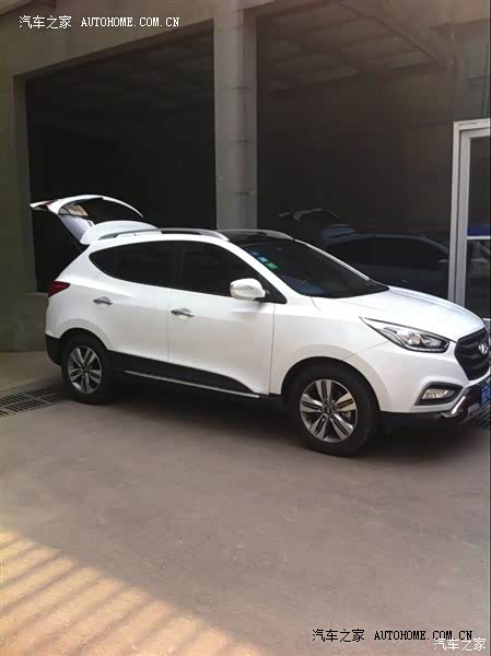 整体感觉挺运动 尤其把座椅调至最低 