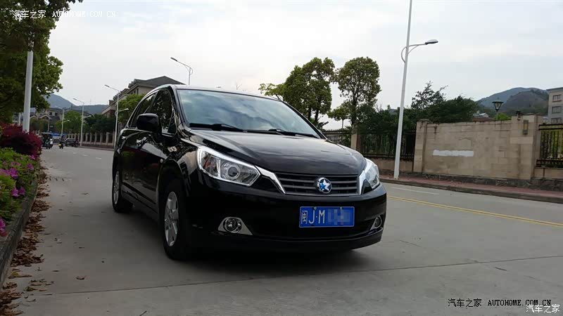 发动机安静省油，空间相对宽敞。内饰偏素，空调不冷。