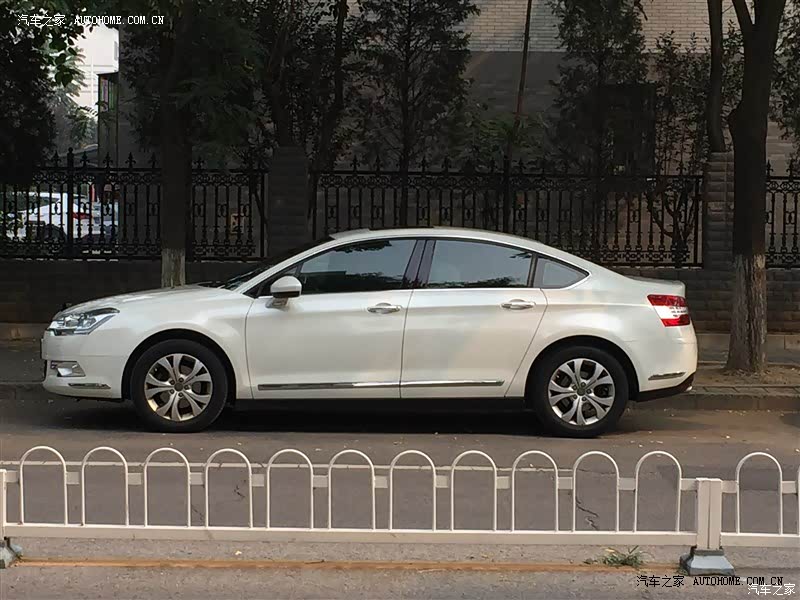 底盘扎实，行驶稳定性高，车内比较安静，安全性高，车门厚重。