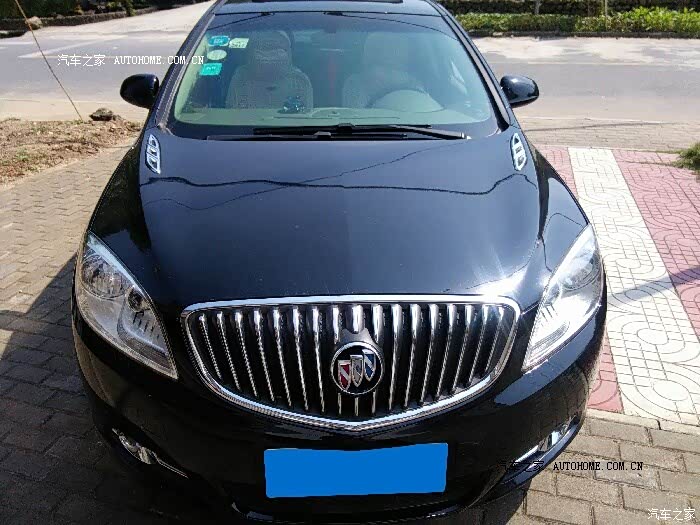 外观大气，内饰时尚，座椅略硬不舒服，储存空间大，后排太窄了。