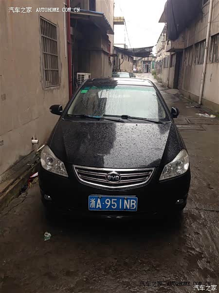 高科技配置比较多 就是内饰做工比较差 小毛病一年有个一两次