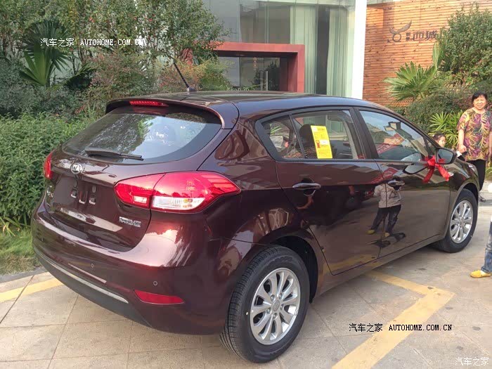 车内空间不错，家人都说不比另一台越野车差多少。