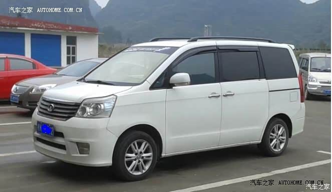 空间大，每个座位都不拥挤，乘坐舒适性好，动力不差。