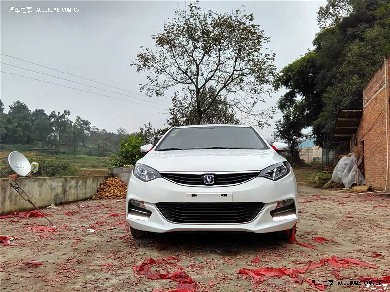 这个价位还可以吧！长安在外形上是国产车里面个人认为是最漂亮的