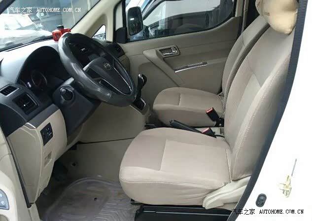 油耗很满意，车内的空间宽敞