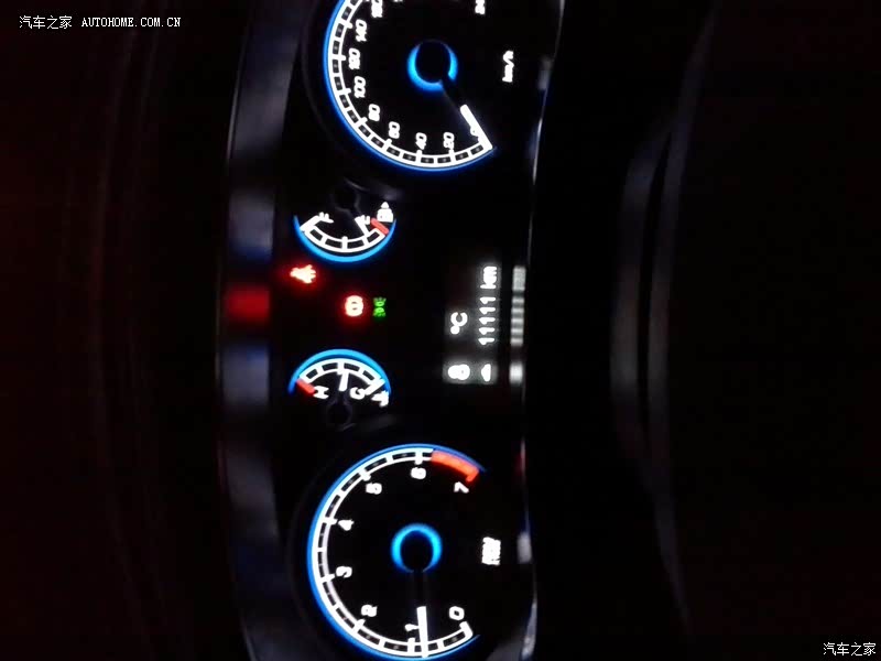 用料扎实厚重，全车钢梁多五星安全，刹车灵敏自信。